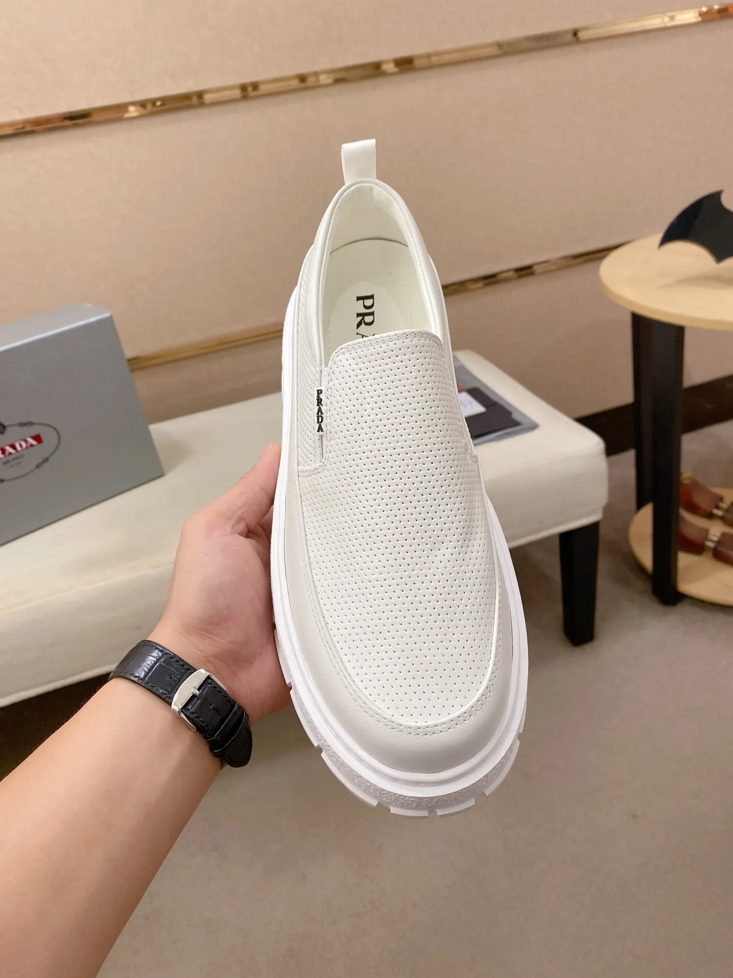 Men's shoes 💰 580💰 ✔️✔️✔️High version High-quality new PRADA (Prada) counters are launched simultaneously, new men's shoes, 😘fabrics are selected from first-layer cowhide fabrics. Lining: Imported cowhide leather lining. 👍🏿High-end☄️Open-molded non-slip rubber outsole, exquisite lines, simple and elegant, comfortable and high-end for leisure travel. Code number: 38 to 45